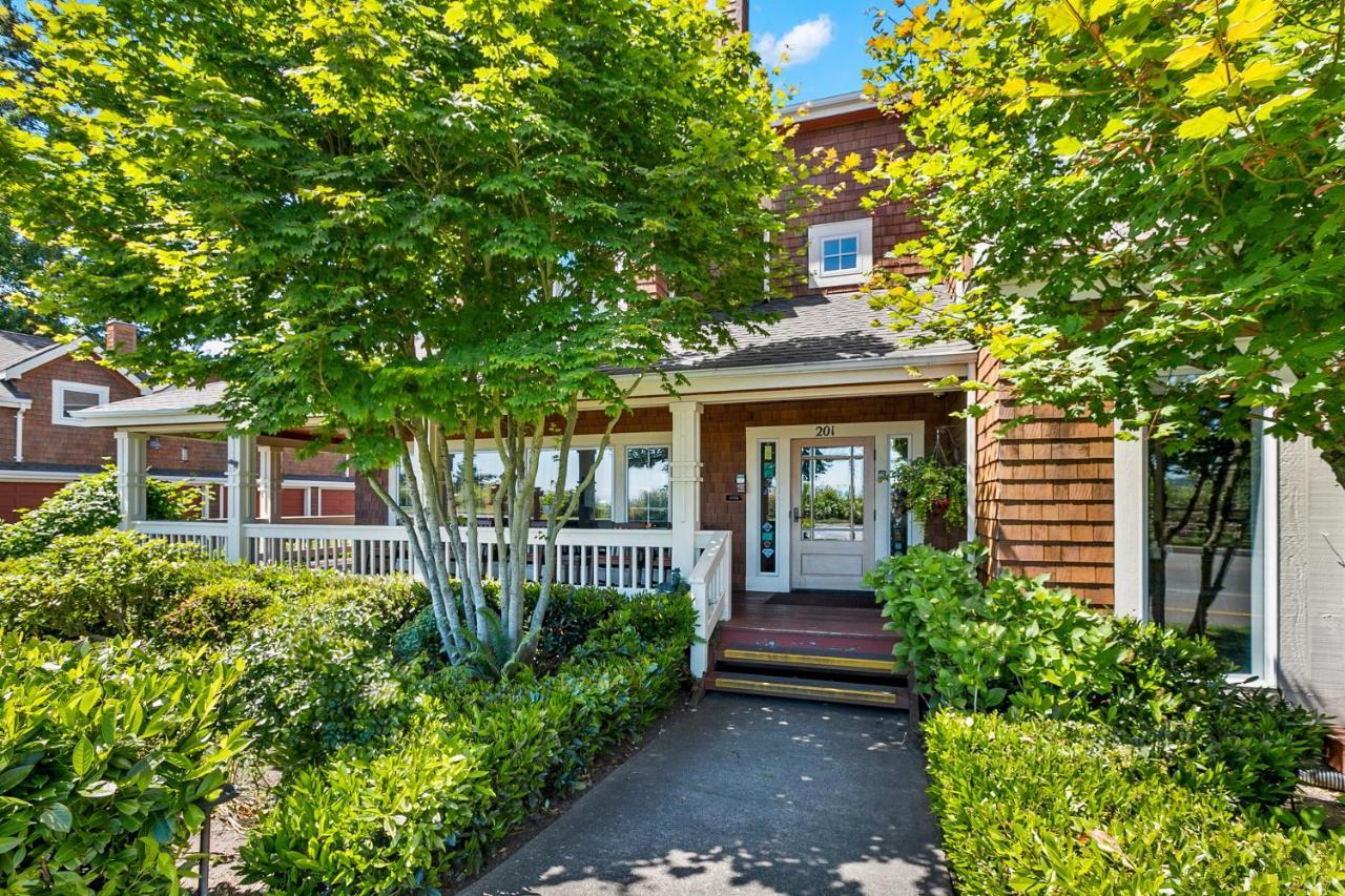 Saratoga Inn Langley Exterior photo